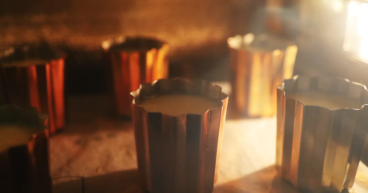 カヌレ窯入れ｜鹿児島カフェ addCoffee