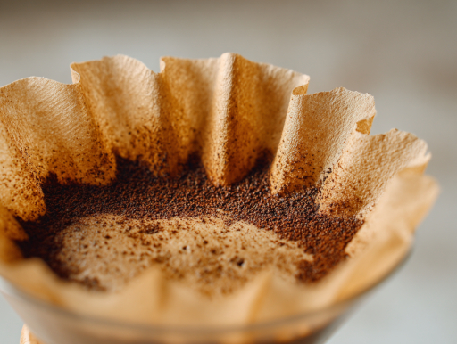コーヒーグラインダーから出る微粉がフィルターを詰まらせる様子｜鹿児島コーヒー addCoffee