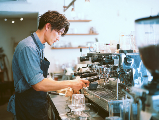 スペシャルティコーヒーを抽出する熟練バリスタ｜鹿児島コーヒー addCoffee