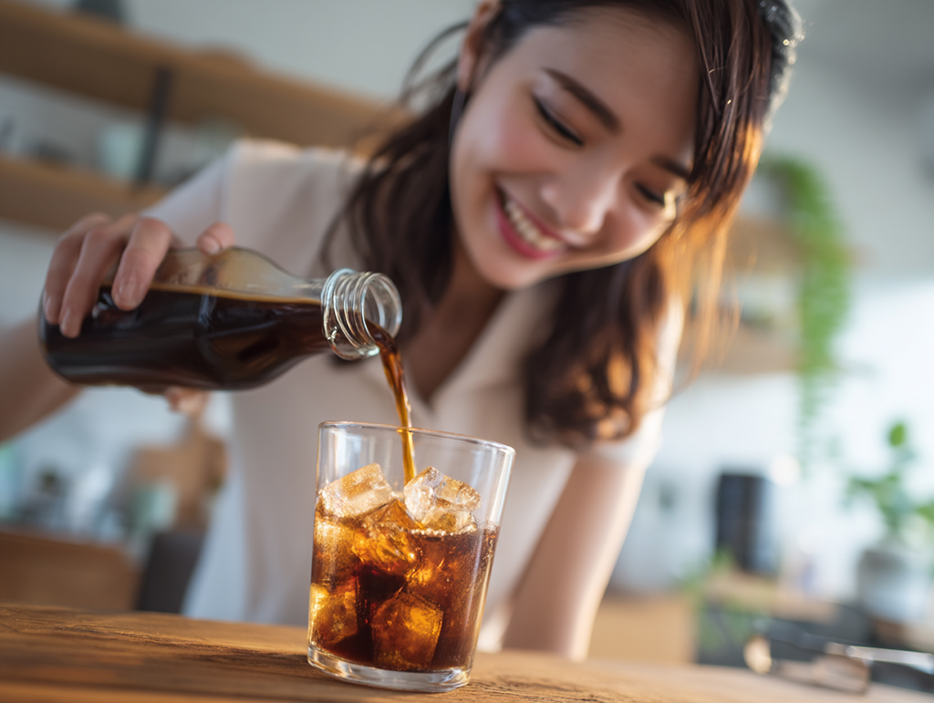 コールドブリューを楽しむ女性の満足感｜鹿児島コーヒー addCoffee