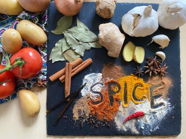 スパイスカレーとは?ルーを使わずにスパイスから作る本格派カレー|鹿児島中央駅カレー addCoffee