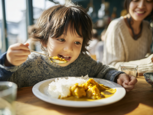 スパイスカレーを美味しそうに食べる子供|鹿児島中央駅カレー addCoffee
