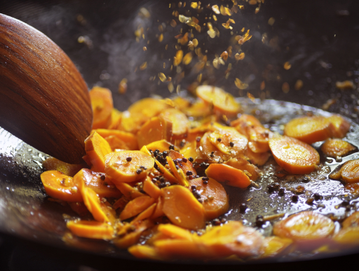 炒めている生ターメリックに黒胡椒を振りかける｜鹿児島中央駅カレー addCoffee